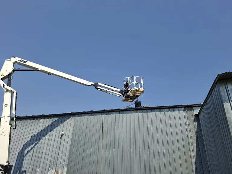 Nacelle déployée pour accéder à une toiture photovoltaïque