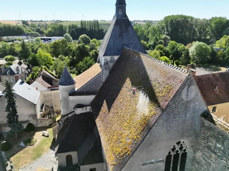 Traitement par drone d’une toiture d’église