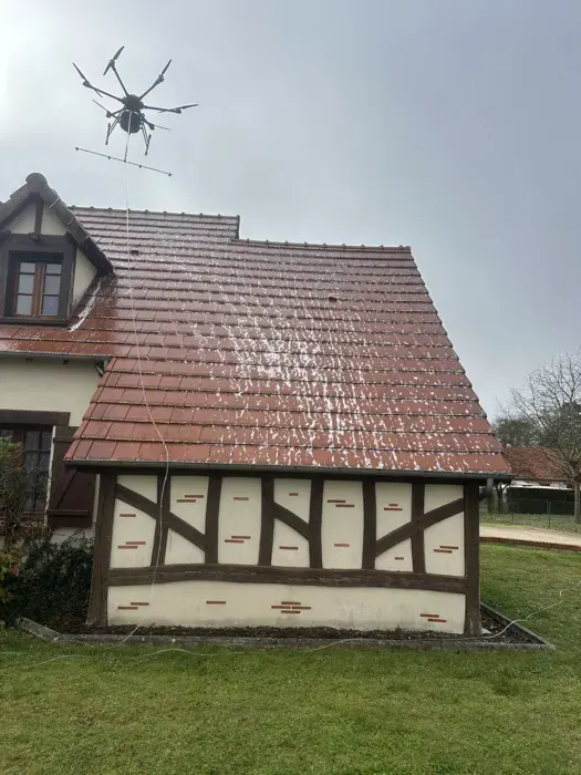Traitement de toiture par drone, maison à colombages