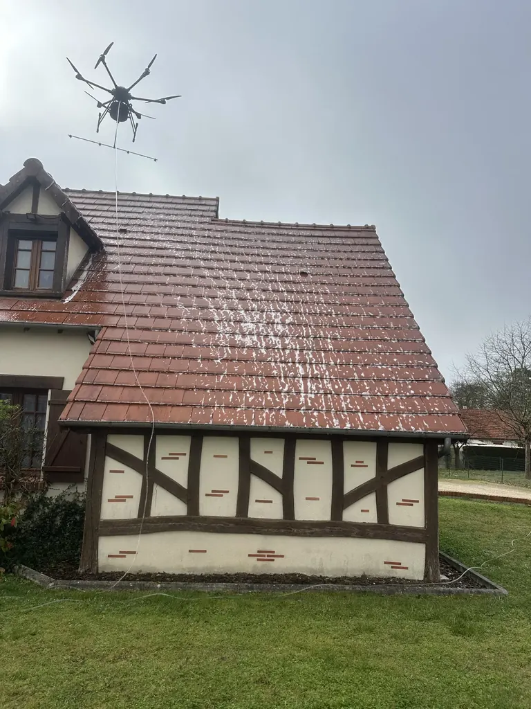 Traitement de toiture par drone, maison à colombages