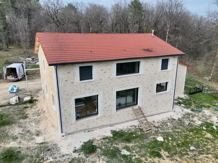 Ravalement imitation pierre sur une maison à étage