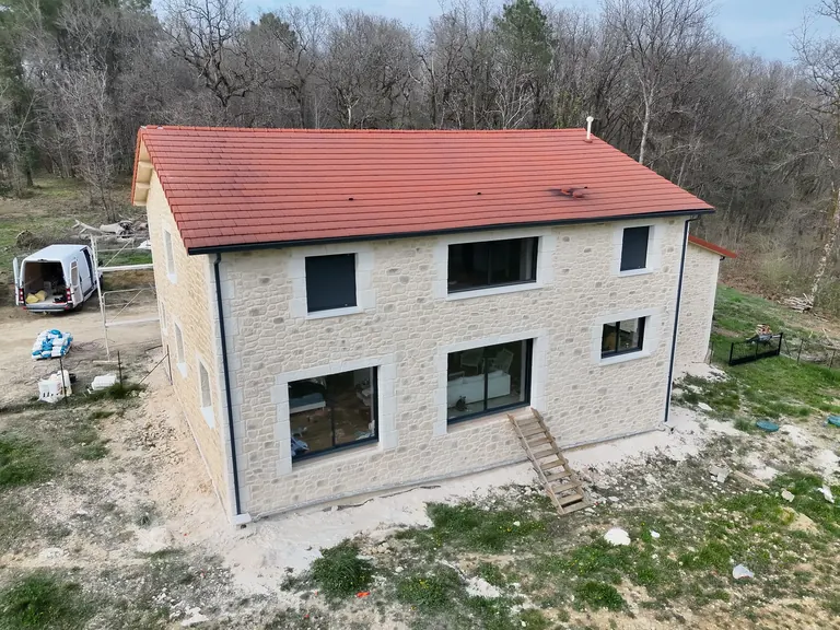 Ravalement imitation pierre sur une maison à étage