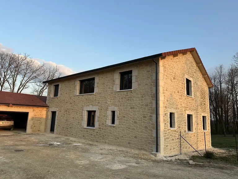 Maison à étage après réalisation de l’enduit imitation pierre