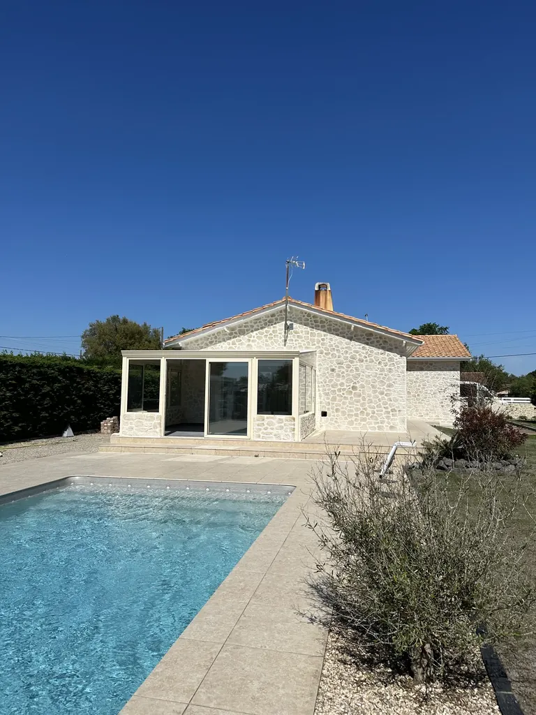 Maison côté piscine après finition imitation pierre