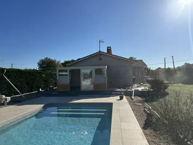 Maison côté piscine avant la finition imitation pierre
