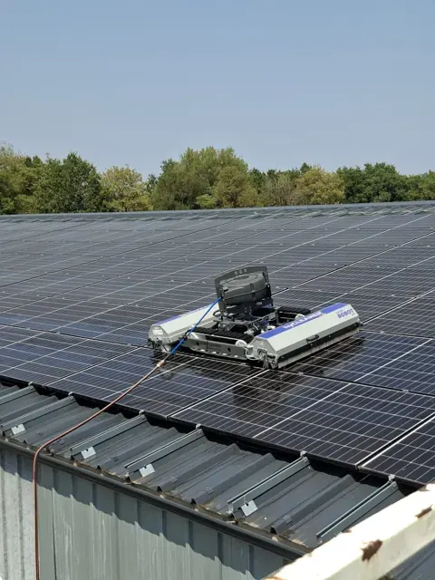 Robot hyCLEANER en passage sur une toiture photovoltaïque