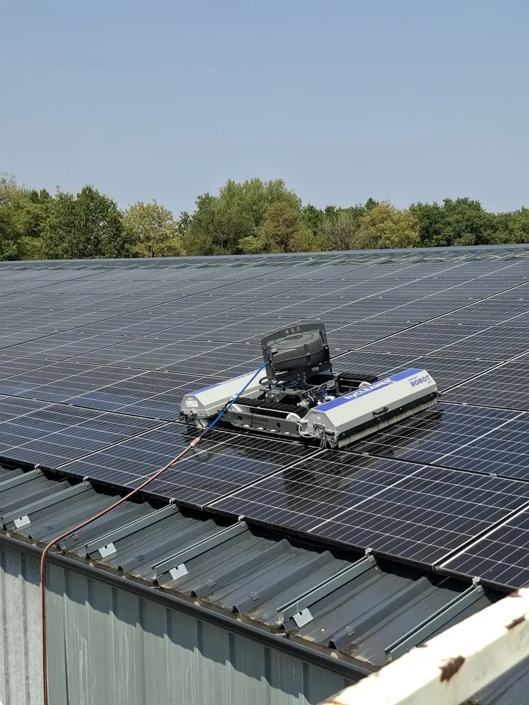 Robot hyCLEANER en passage sur une toiture photovoltaïque