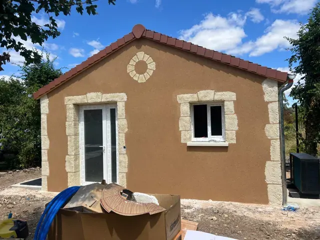 Pignon ocre avec rosace et encadrements décoratifs