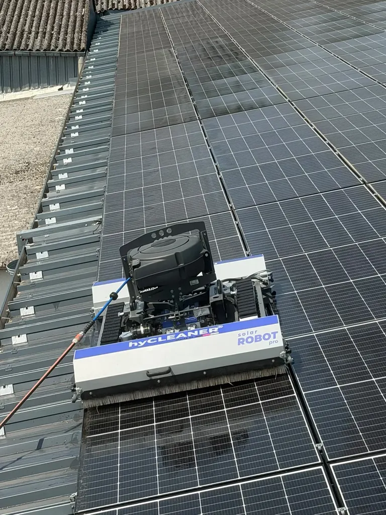 Brosses et chenilles du robot sur les panneaux solaires