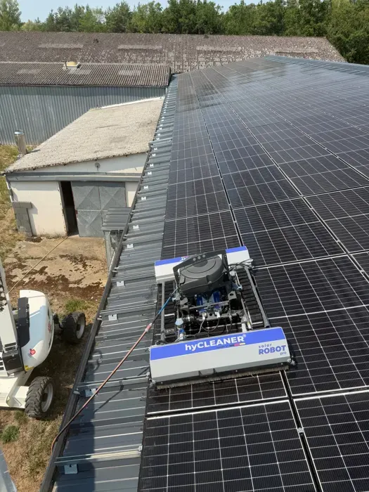 Robot hyCLEANER sur les panneaux photovoltaïques