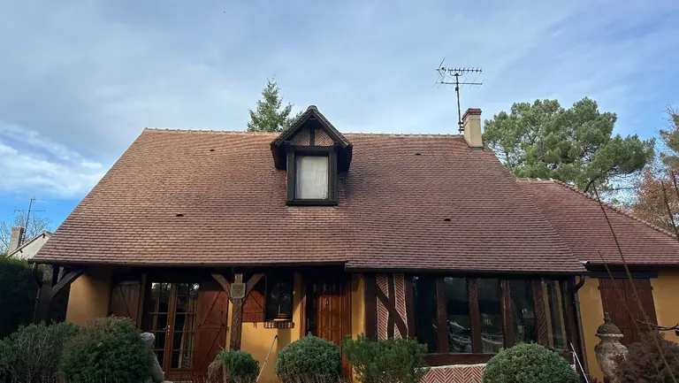 Couverture après nettoyage, vue depuis le jardin