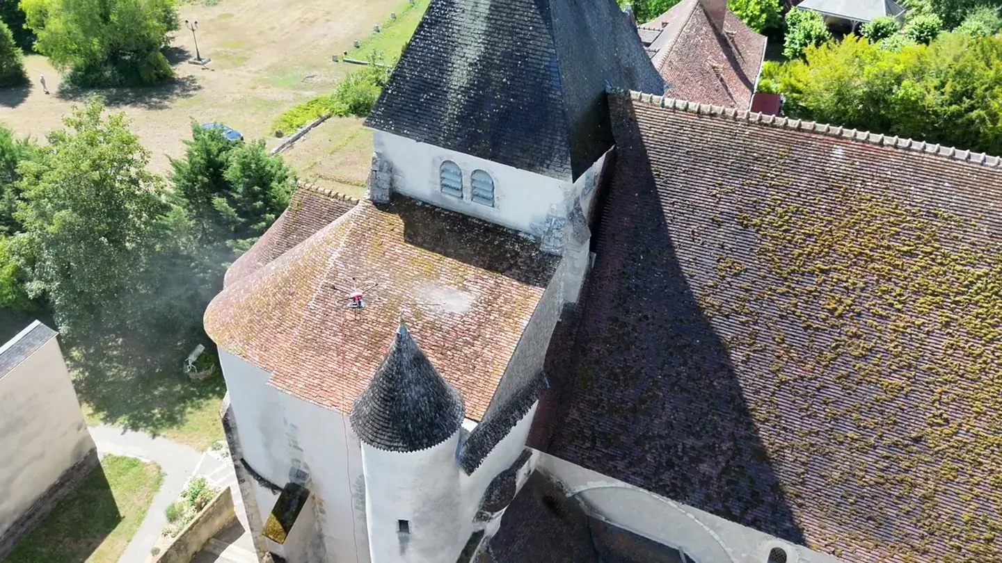Drone en traitement sur la toiture d’une église